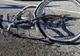 Biciclist în stare gravă, după ce a fost lovit de o mașină într-un sens giratoriu