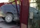 A intrat într-un gard, sub privirile polițiștilor. Șoferița nu avea permis
