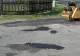 Drumurile județene stricate după lunile de iarnă, reparate cu asfalt la rece
