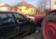 Un bătrân, de 73 de ani, fără permis, a intrat cu tractorul într-o mașină