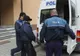 Maşină parcată în curtea casei, spartă de un hoţ