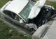 Tânăr rănit, după ce s-a izbit cu mașina de un cap de pod