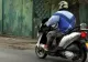 Un bărbat beat, prins pe un moped în trafic