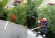 O bucată de acoperiș de pe un bloc din municipiu, smulsă de vânt