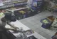 A uitat ușa deschisă la magazin. Un tânăr a furat tot ce a apucat
