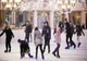 Patinoar acoperit de o plasă de lumini, în Piața 25 Octombrie