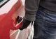 A furat dintr-o mașină o poșetă plină cu bani