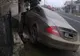 Un sătmărean a intrat cu mașina în casa unui maramureșean. A fugit de la locul accidentului