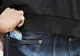 Un minor de 13 ani reținut, după ce a furat telefonul unui bătrân