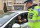 De 1 Martie, polițiștii sătmăreni au oferit, în trafic, mărțișoare cu mesaje preventive, create de copii