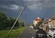 Satu Mare: Copaci și stâlpi de electricitate, doborâți, și acoperișuri smulse de vântul puternic 
