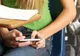 Femeie din Carei cercetată de poliţişti după ce a găsit un telefon şi nu l-a predat