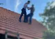 Alertă într-o localitate din Satu Mare! Un bărbat a urcat pe acoperişul casei şi a ameninţat că se sinucide (FOTO)
