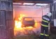 FOTO: Hală cu utilaje agricole, mistuită de un incendiu! Un bărbat a suferit arsuri de gradul 2 și 3