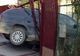 A intrat într-un gard, sub privirile polițiștilor. Șoferița nu avea permis