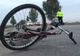 Un biciclist mort de beat s-a dezechilibrat și a căzut în mijlocul străzii