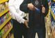 Scandal într-un supermarket din Certeze! Un bărbat prins la furat i-a lovit pe angajaţii magazinului