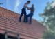 Alertă într-o localitate din Satu Mare! Un bărbat a urcat pe acoperişul casei şi a ameninţat că se sinucide (FOTO)